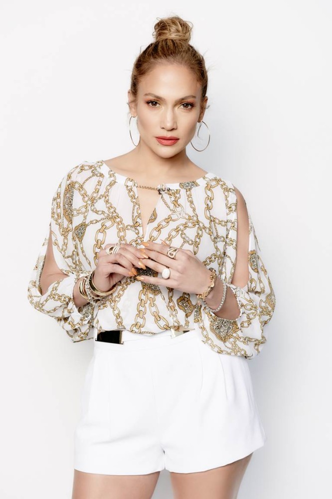 Jennifer-Lopezs-American-Idol-Jennifer-Lopez-for-Kohls-Chain-Print-Split-Sleeve-Crossover-Top-and-White-Pleated-Embellished-Shorts-666x1000